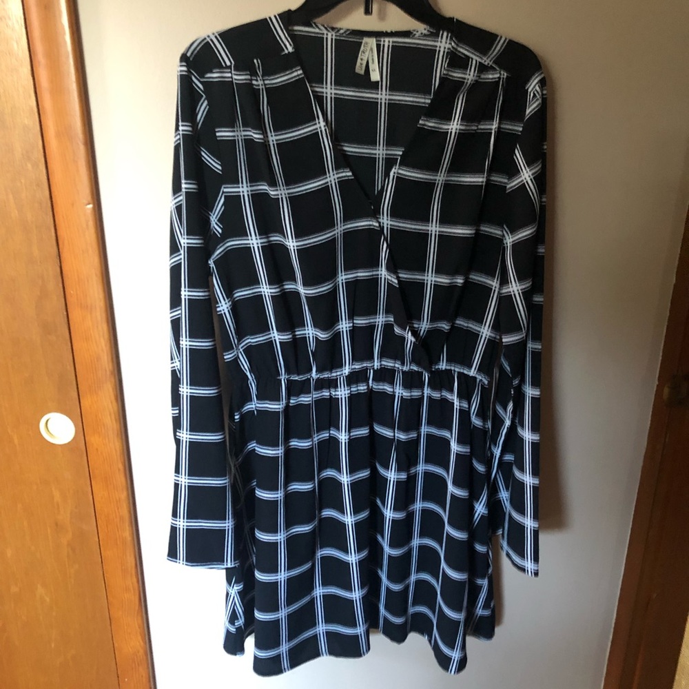 Live 4 Truth black and white v-neck tunic